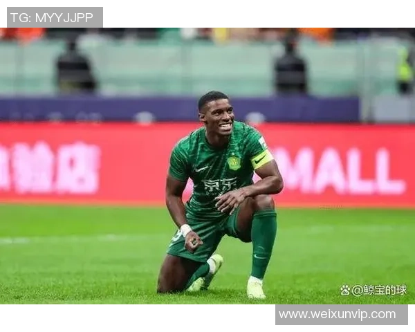 足球球星斜眼神态揭秘:他是如何用眼神征服世界的场上与场外 足球球星斜眼神态揭秘:他是如何用眼神征服世界的场上与场外